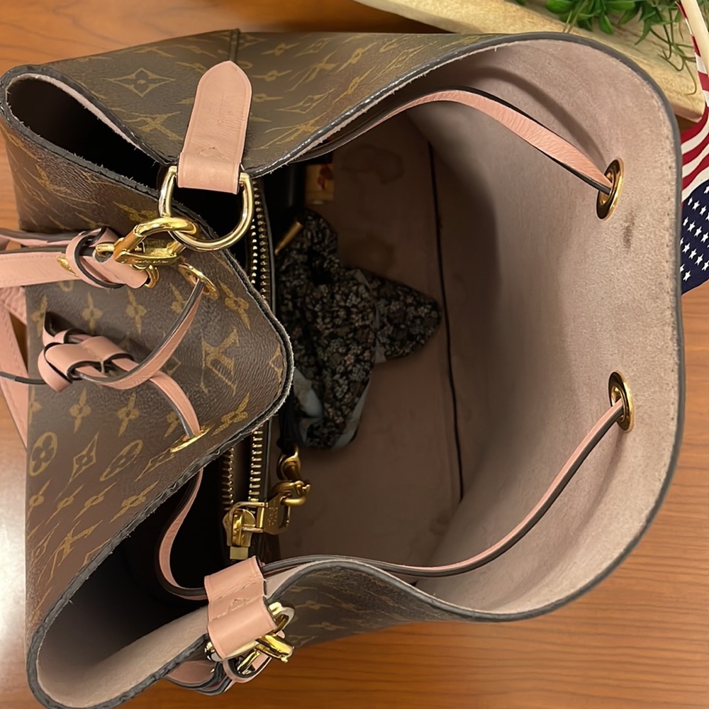 Louis Vuitton - Picture 4 of 5